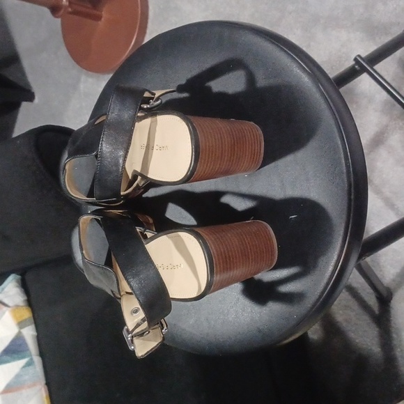 Marc Fisher black leather platform sandals - Picture 2 of 4